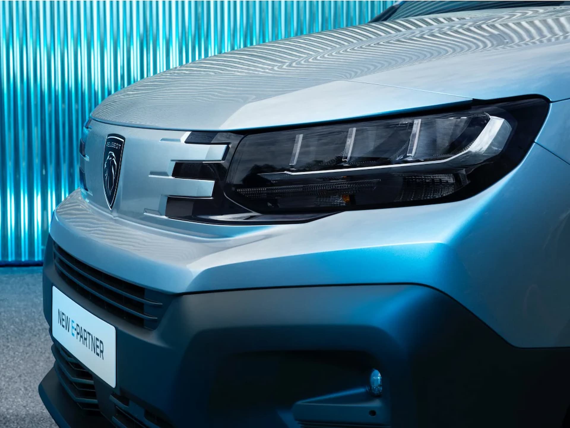 Vue avant du Peugeot e‑Partner, fourgon électrique Peugeot au style moderne