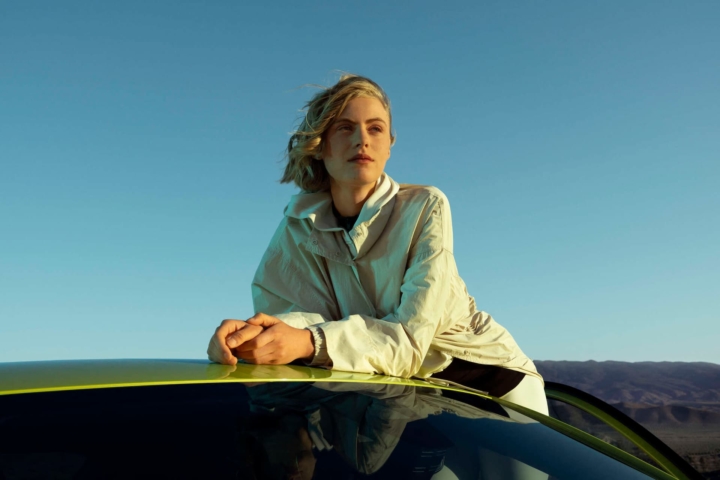 Femme réfléchissant à son projet de financement Peugeot à Valence