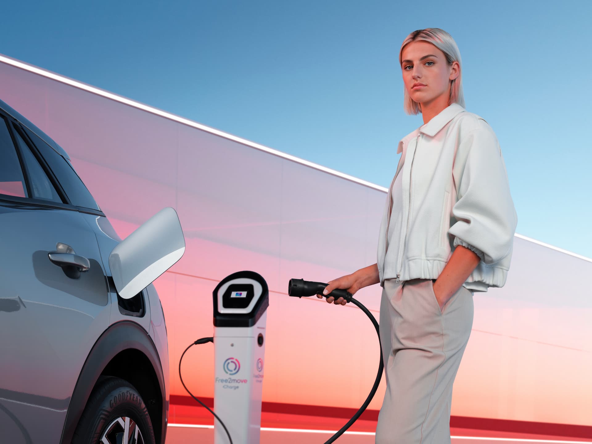 peugeot-e2008-electrique-femme-recharge-valence