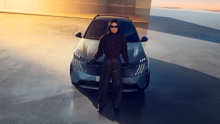 Conductrice élégante devant sa Peugeot e-3008 – expérience premium de location à Valence.