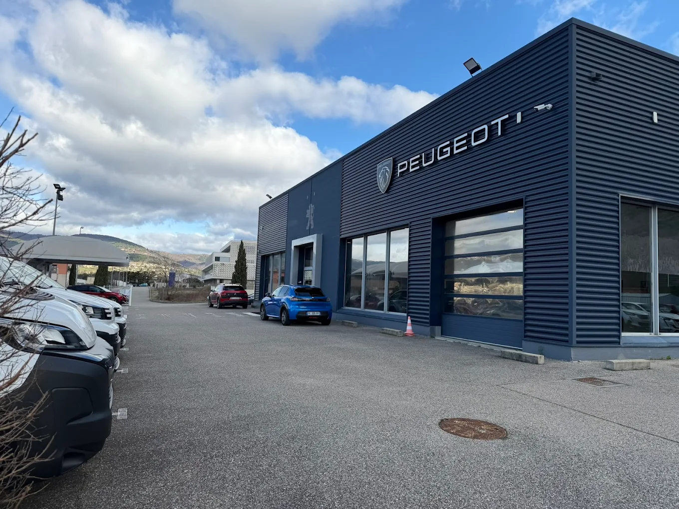 Peugeot-privas facade concession